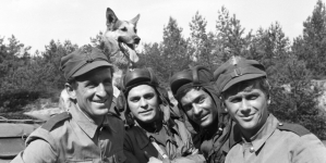 Scena z serialu telewizyjnego Konrada Nałęckiego "Czterej pancerni i pies" z 1966 roku.