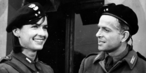Aktorzy Maria Wachowiak i Jan Machulski w trakcie realizacji filmu "Daleka jest droga" w 1963 r.