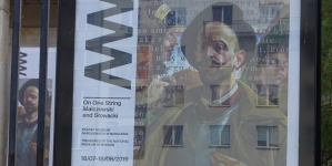 Afisz wystawy "Na jednej strunie: Malczewski i Słowacki"  w Muzeum Narodowym w Warszawie.