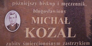 Tablica pamiątkowa przed domem Michała Kozala w Pobiedziskach.