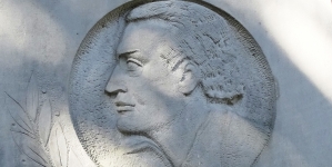 Tablica z wizerunkiem Dobiesława Damięckiego na jego grobie w Alei Zasłużonych cmentarza Powązkowskiego w Warszawie.