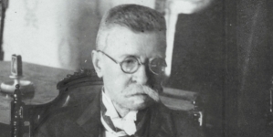 Edward Porębowicz pomiędzy dwoma nierozpoznanymi osobami.