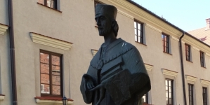 Pomnik Macieja Michowity przy bazylice kolegiackiej Grobu Bożego w Miechowie.