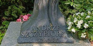 Grób Andrzeja Szczypiorskiego na cmentarzu ewangelisko-reformowanym w Warszawie.
