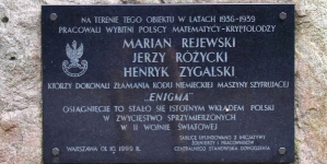 Kamień i tablica upamiętniająca Mariana Rajewskiego, Jerzego Różyckiego i Henryka Zygalskiego w Lesie Kabackim w Warszawie.