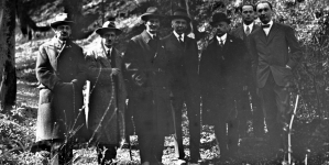 Baron Gotz-Okocimski w towarzystwie dziennikarzy w 1925 r.