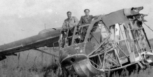 Geolodzy Henryk Świdziński (z lewej) i Tadeusz Bocheński przy wraku samolotu. .