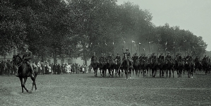 Defilada w trakcie obchodów dziesięciolecnia 1 Pułku Ułanów Krechowieckich w Augustowie w 1925 r.