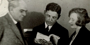 Stefan Żeromski, Juliusz Osterwa i Maria Malanowicz podczas przeglądania tekstu sztuki "Uciekła mi przepióreczka" w 1924 roku.