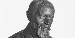 Rzeźba dłuta Balbiny Świtycz-Widackiej przedstawiająca popiersie Adolfa Dygasińskiego.