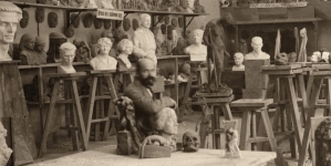 Bolesław Bałzukiewicz w pracowni rzeźby na Wydziale Sztuk Pięknych Uniwersytetu Wileńskiego.