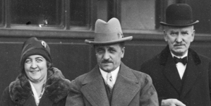 Dr Feliks Młynarski (z laską) udający się na posiedzenie organizacyjne Komitetu Fiskalnego Ligi Narodów na peronie dworca kolejowego 14.10.1929 r.