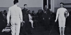 Kazimierz Szempliński (z prawej) i Tadeusz Friedrich przed walką na florety na szermierczych mistrzostwach Polski w Warszawie 18.03.1933 r.