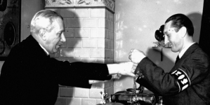 Prezes Warszawskiego Bractwa Kurkowego Władysław Sobański wręcza insygnia nowemu królowi kurkowemu Januszowi Markiewiczowi 27.06.1939 r.