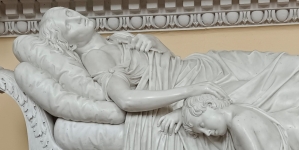 Rzeźba na pomniku grobowym Marii z Radziwiłłów, żony Wincentego Krasińskiego, matki poety Zygmunta,  w kościele Wniebowzięcia Najświętszej Matki Panny w Opinogórze.