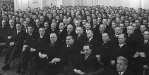Uroczystość powitania nowo wstępujących do służby kolejowej i pożegnania odchodzących na emeryturę pracowników w sali Resursy Obywatelskiej w Warszawie 24.10.1936 r.
