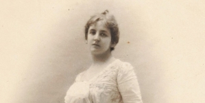 Portret Heleny Paderewskiej (cała postać).