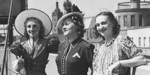 Artyści Teatru "8.15" z Warszawy na dachu Pałacu Prasy w Krakowie w sierpniu 1939 r.