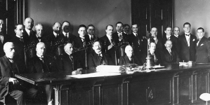 Uroczystość zaprzysiężenia przez Radę Izby Adwokackiej w Warszawie nowych adwokatów w marcu 1926 roku.