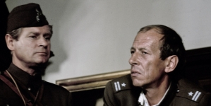 Scena z serialu Janusza Morgensterna "Polskie drogi" z lat 1976-1977.