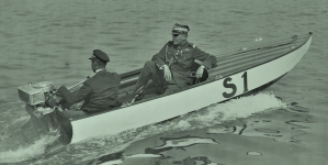 Gen. Stanisław Kwaśniewski w ślizgowcu na Wiśle podczas inspekcji w stoczni rzecznej w Modlinie 29.08.1929 r.