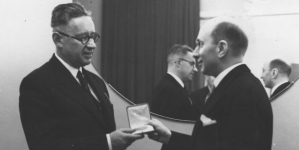 Wręczenie Zygmuntowi Nowakowskiemu (z lewej) nagrody im. Reynela przez Wacława Grubińskiego prezesa Związku Autorów i Dramatopisarzy Polskich we wrześniu 1938 roku.