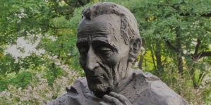Popiersie kardynała Adama Stefana Sapiehy z jego pomnika w parku Jordana w Krakowie.