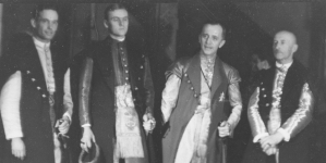 Przedstawiciele rodów szlacheckich dawnej Rzeczypospolitej w strojach tradycyjnych podczas ślubu Gabriela de Bourbon z Cecylią Lubomirską w Krakowie, 1932