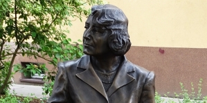 Pomnik Zofii Nałkowskiej w Wołominie.
