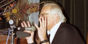 Stanisław Janicki podczas wystąpienia na iprezie "Sienkiewicz i film" w Olęgorku w 1996 roku.