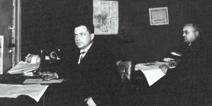 Redaktorzy Władysław Cieszyński i Wilhelm Grimsmann w redakcji "Gazety Gdańskiej i Gazety Morskiej" w Gdańsku.