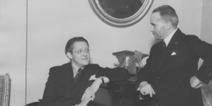 Artur Rodziński (z lewej) - dyrygent, dyrektor orkiestry w Clevland, w towarzystwie konsula generalnego RP w Nowym Jorku Mieczysława Marchlewskiego.