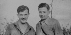 Mjr Hieronim Dekutowski „Zapora” (z lewej) i kpt. Zdzisław Broński „Uskok” w sierpniu 1947 r.