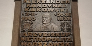 Tablica ku czci Kardynała Aleksandra Kakowskiego, Arcybiskupa Metropolity Warszawskiego, w Archikatedrze Św. Jana w Warszawie.