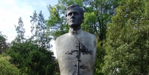 Pomnik księdza Jerzego Popiełuszki w Częstochowie.