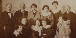 Nela Samotyhowa w towarzystwie innych osób. w 1918 roku.