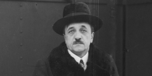 Feliks Młynarski na dworcu kolejowym tuż przed wyjazdem do Rzymu na spotkanie komisji ds. plebiscytu w Zagłębiu Saary, 4.01.1935 r.  .