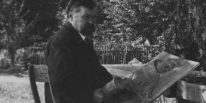 Artysta malarz i rzeźbiarz Ludwik Konarzewski podczas wykonywania płaskorzeźby.