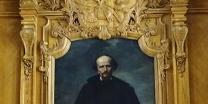 Portret Rogera Raczyńskiego w nastawie kominkowej w bibliotece pałacu w Rogalnie.