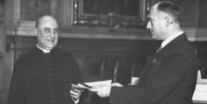 Wręczenie złotej odznaki Ligi Obrony Powietrznej i Przeciwgazowej ks. Teodrowi Taczakowi przez prezesa Bronisława Taszyckiego 29.11.1938 r.