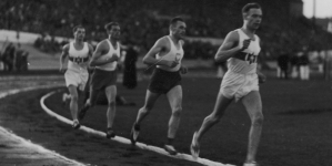 Bieg na 10 kilometrów podczas meczu lekkoatletycznego Polska - Niemcy na Stadionie Wojska Polskiego im. Marszałka Józefa Piłsudskiego w Warszawie w sierpniu 1937 r,