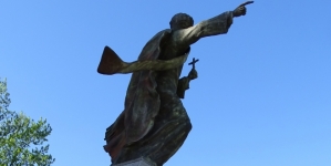 Pomnik księdza Ignacego Skorupki na placu Weteranów 1863 roku przed katedrą św. Floriana na Starej Pradze w Warszawie.