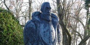 Pomnik Jana Kochanowskiego w Czarnolesie.