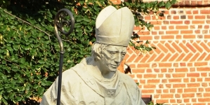 Pomnik św. Stanisława przed bazyliką św. Marii Magdaleny i św. Stanisława w Szczepanowie.