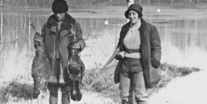 Zofia Chomętowska podczas polowania na głuszce w bagnach na Polesiu.