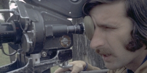 Operator Edward Kłosiński w trakcie realizacji filmu "Uciec jak najbliżej" w 1972 r.