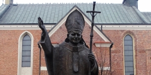 Pomnik Jana Pawła II w Proszowicach.