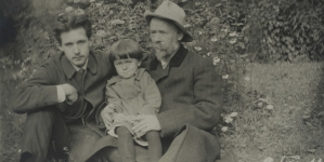 Tadeusz Pietkiewicz (w środku, 1911 r.) z ojcem Zygmuntem i bratem Jerzym.