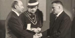 Wręczenie nagrody literackiej im. Leona Reynela Adamowi Grzymale Siedleckiemu za sztukę "Czwarty do brydża" w 1934 roku.