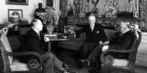 Prezes Izby Polsko-Australijskiej Dalwood (z prawej) i konsul Władysław Noskowski (z lewej) na audiencji u prezydenta RP Ignacego Mościckiego. (25 czerwca  1935 r.)